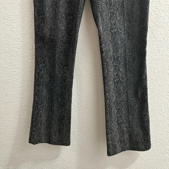 Buffalo David button women’s high rise boot cut “snake skin” jeans - Picture 4 of 8